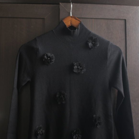 NWT BLACK KNIT FLORAL MINI DRESS. - Picture 7 of 10